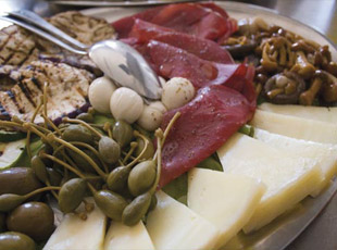 foto piatto tipico di affettati della sicilia