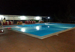 foto notturna della piscina dell'agriturismo santa venera
